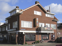 907985 Gezicht op het winkelhoekpand Julianaweg 306 te Utrecht, met rechts de Burgemeester Smitsstraat.N.B. Bouwjaar: ...